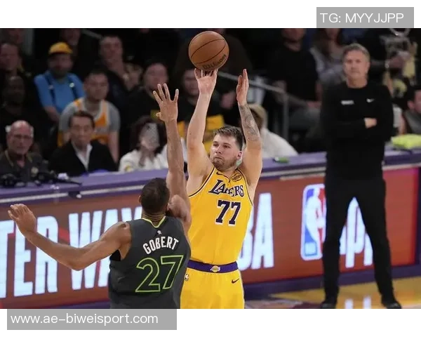 东契奇季前赛表现出色轻松砍下31分5板9助展现瘦身效果 东契奇季前赛表现出色轻松砍下31分5板9助展现瘦身效果