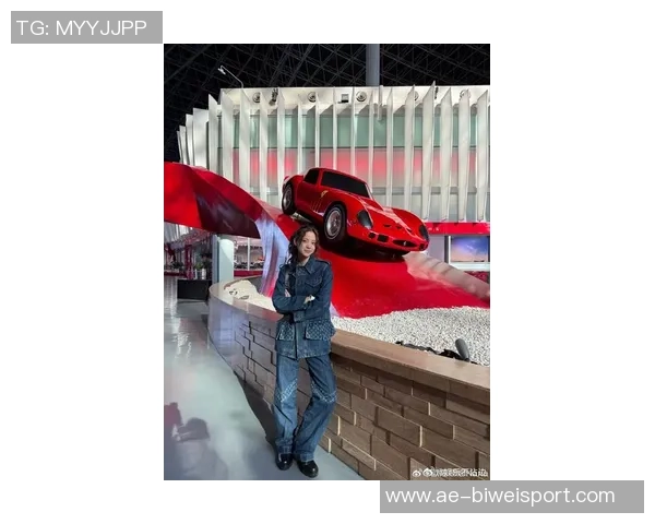 欧阳娜娜身穿阿森纳球衣漫步巴黎街头展现枪迷风采